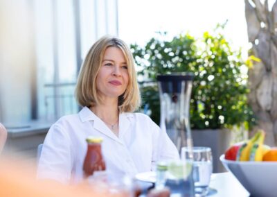 Pause im Freien – entspannter Austausch unter Kollegen