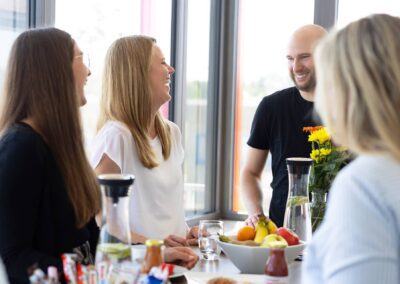 Eine große Schale mit frischem Obst in der offenen Küche