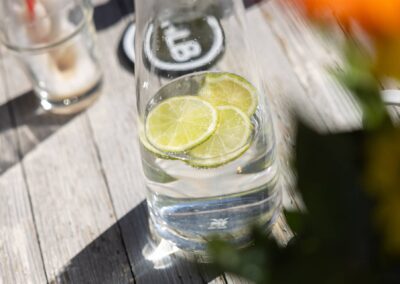 Erfrischendes Wasser mit Zitrone in der Glaskaraffe