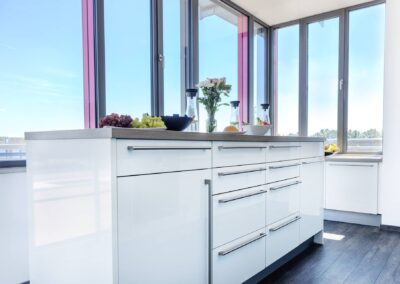 Große Fenster lassen Licht in die offene Gemeinschaftsküche