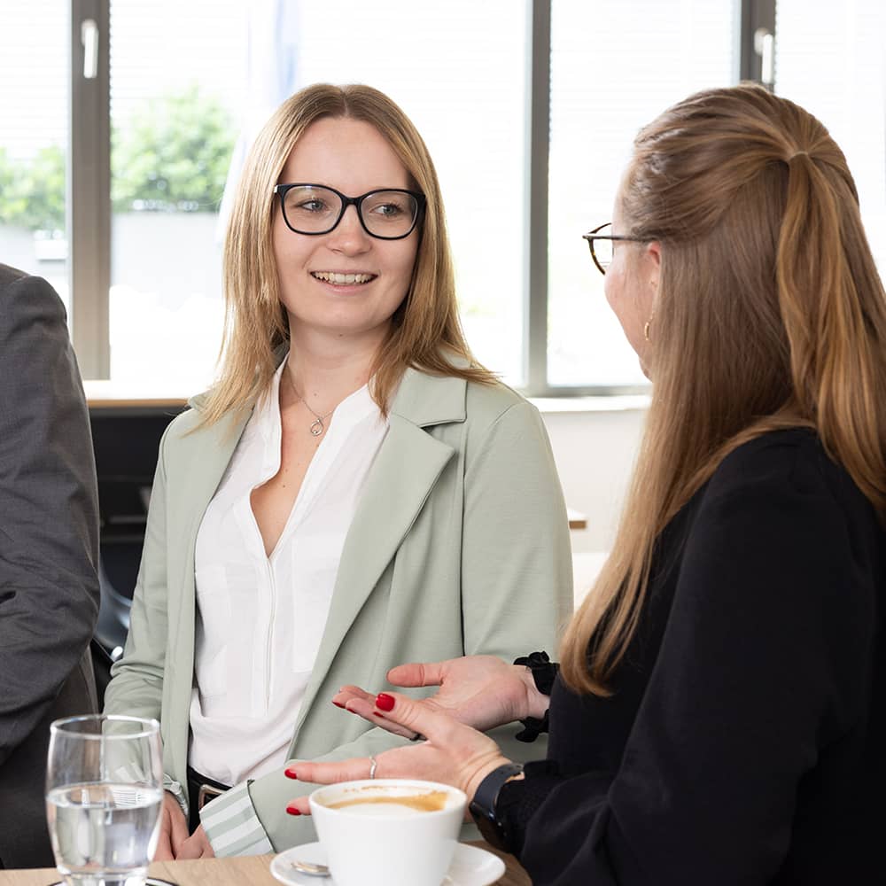  Kollegen haben Spaß bei der Arbeit in einer kreativen Atmosphäre. 
